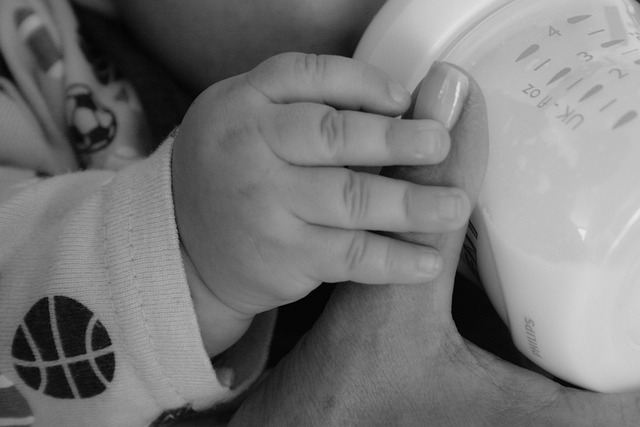 bay holding thumb